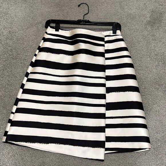 TOPSHOP Skirt. Black and White Size 4. Asymmetric front - Picture 1 of 8